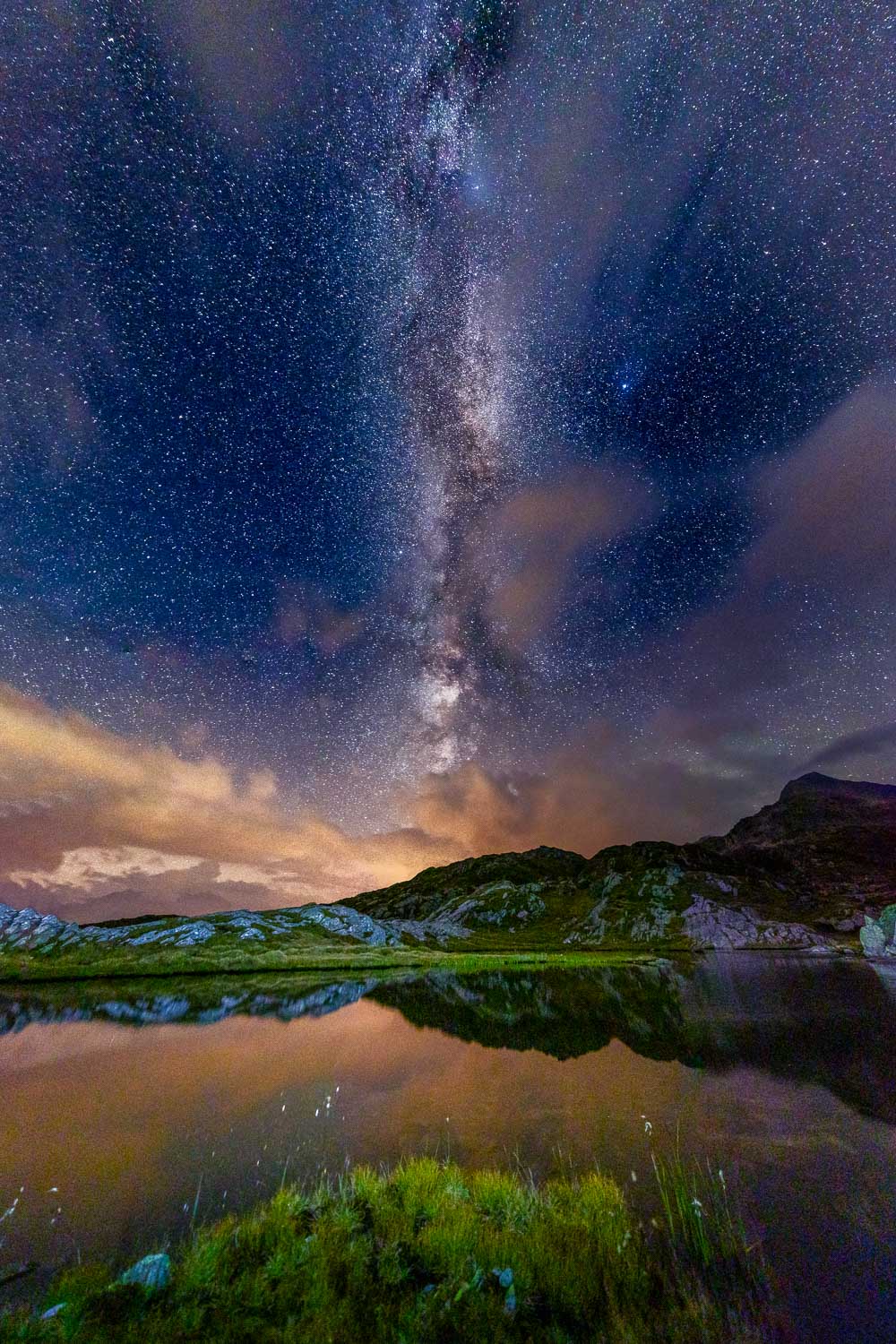 Milchstraße über dem Grimselpass in den Alpen mit Spiegelung