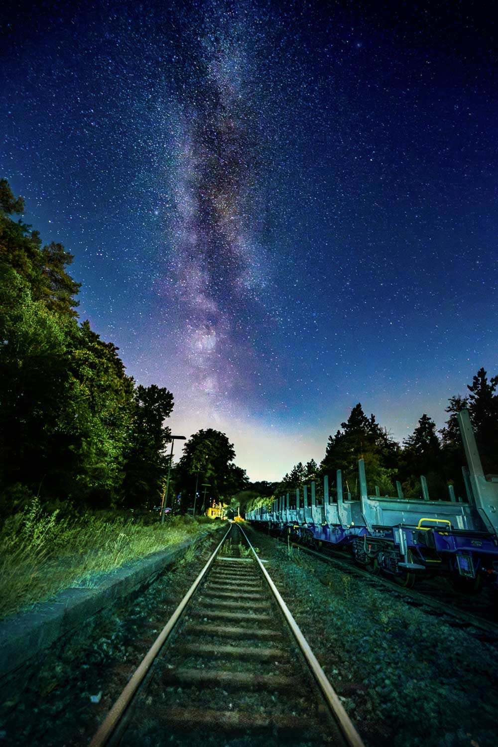 Milchstraße steht senkrecht über Schienen am Güterbahnhof im Westerwald