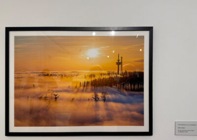 Das prämierte Bild "Nebelmeer über dem Köppel" in der Ausstellung.