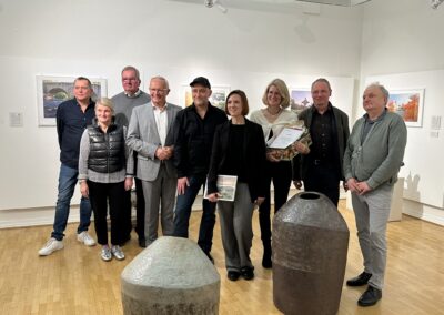 Landrat Achim Hallerbach, Museumleiterin Jennifer Stein, Fotograf Andreas Pacek, Wettbewerbs-Siegerin Britta Hilpert und „Wir Westerwälder-Vorständin Sandra Köster sowie die beiden Keramiker Martin Georg und Andreas Hinder (rechts)