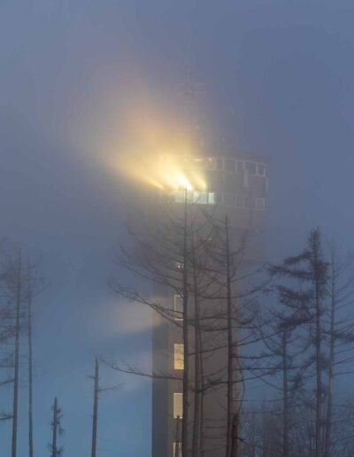 Köppelturm im Nebel, Sonnenstrahlen spiegeln sich in den Scheiben wider.
