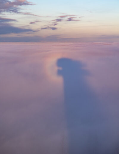 Schatten des Köppelturms im Nebelmeer.