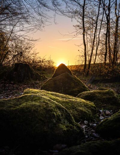 Die Sonne blitzt hervor an der Astronomisch-Kalendarische Steinsetzung Westerwald