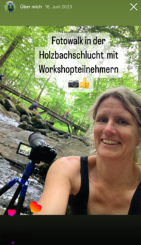 Britta Hilpert fotografiert am Wasserfall mit Workshopteilnehmern