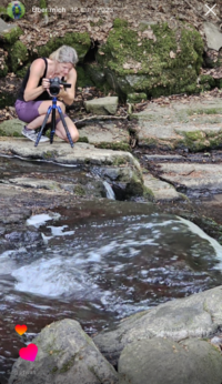 Britta Hilpert am Wasserfall