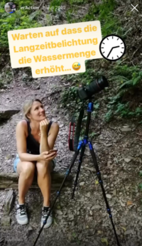 Britta Hilpert fotografiert am Wasserfall